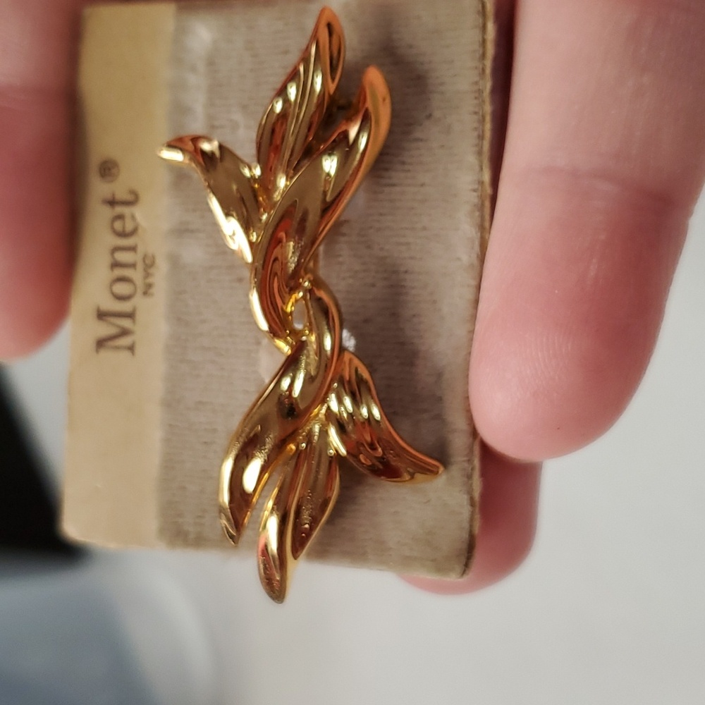 Monet Gold Tone Twisted Bow Brooch Pin on vintage card. New old stock - Picture 2 of 5